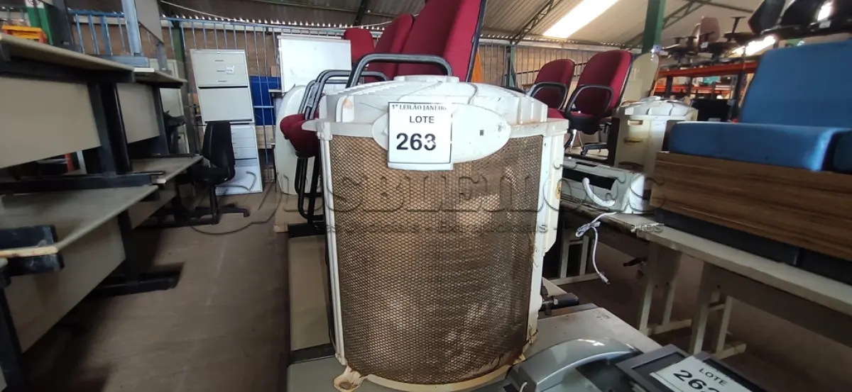 LOTE 263 - 01 CONDENSADORA MARCA CARRIER.  (NO ESTADO) ATENÇÃO! FAZER A VISITAÇÃO ANTES DE ARREMATAR, NÃO SABEMOS SE FUNCIONA. LEILÃO NÃO TEM GARANTIA E NEM DEVOLUÇÃO, SUJEITO A POSSÍVEIS AVARIAS VISÍVEIS/OCULTAS E/OU AUSÊNCIA DE COMPONENTES.