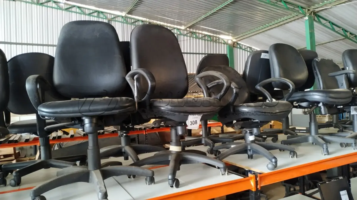 LOTE 308 - 03 CADEIRAS GIRATÓRIAS NA COR PRETA.  (NO ESTADO) ATENÇÃO! FAZER A VISITAÇÃO ANTES DE ARREMATAR, NÃO SABEMOS SE FUNCIONA. LEILÃO NÃO TEM GARANTIA E NEM DEVOLUÇÃO, SUJEITO A POSSÍVEIS AVARIAS VISÍVEIS/OCULTAS E/OU AUSÊNCIA DE COMPONENTES.