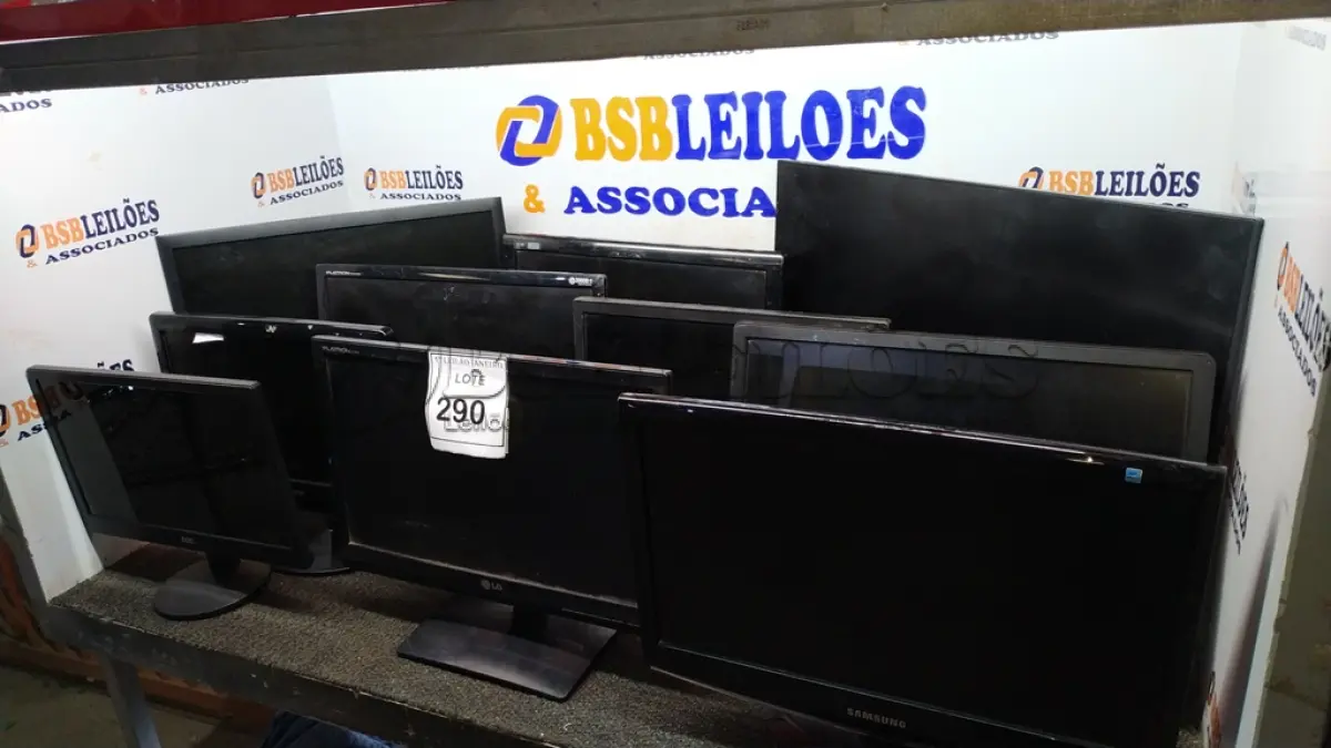 LOTE 290 - 10 MONITORES DE MARCAS E MODELOS DIVERSOS.  (NO ESTADO) ATENÇÃO! FAZER A VISITAÇÃO ANTES DE ARREMATAR, NÃO SABEMOS SE FUNCIONA. LEILÃO NÃO TEM GARANTIA E NEM DEVOLUÇÃO, SUJEITO A POSSÍVEIS AVARIAS VISÍVEIS/OCULTAS E/OU AUSÊNCIA DE COMPONENTES.