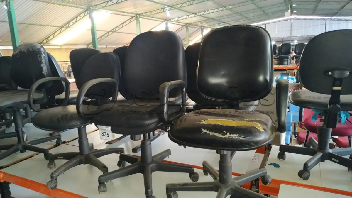 LOTE 335 - 03 CADEIRAS GIRATÓRIAS NA COR PRETA.  (NO ESTADO) ATENÇÃO! FAZER A VISITAÇÃO ANTES DE ARREMATAR, NÃO SABEMOS SE FUNCIONA. LEILÃO NÃO TEM GARANTIA E NEM DEVOLUÇÃO, SUJEITO A POSSÍVEIS AVARIAS VISÍVEIS/OCULTAS E/OU AUSÊNCIA DE COMPONENTES.