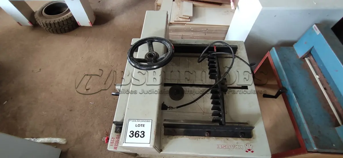 LOTE 363 - 01 GUILHOTINA DE PAPEL INDUSTRIAL MARCA KRAUSE.  (NO ESTADO) ATENÇÃO! FAZER A VISITAÇÃO ANTES DE ARREMATAR, NÃO SABEMOS SE FUNCIONA. LEILÃO NÃO TEM GARANTIA E NEM DEVOLUÇÃO, SUJEITO A POSSÍVEIS AVARIAS VISÍVEIS/OCULTAS E/OU AUSÊNCIA DE COMPONENTES.