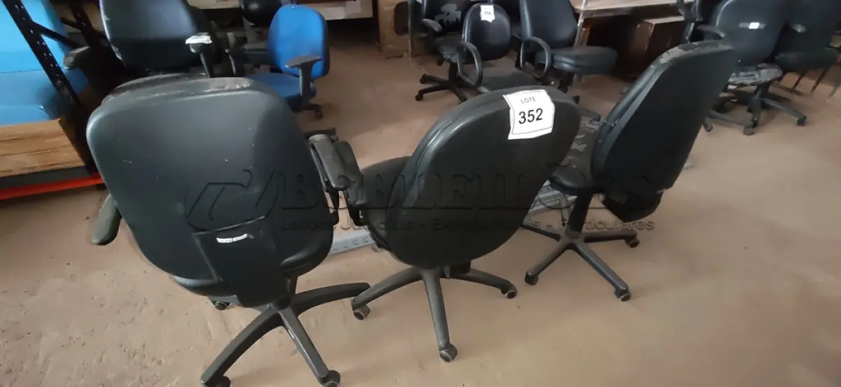LOTE 352 - 03 CADEIRAS GIRATÓRIAS NA COR PRETA.  (NO ESTADO) ATENÇÃO! FAZER A VISITAÇÃO ANTES DE ARREMATAR, NÃO SABEMOS SE FUNCIONA. LEILÃO NÃO TEM GARANTIA E NEM DEVOLUÇÃO, SUJEITO A POSSÍVEIS AVARIAS VISÍVEIS/OCULTAS E/OU AUSÊNCIA DE COMPONENTES.