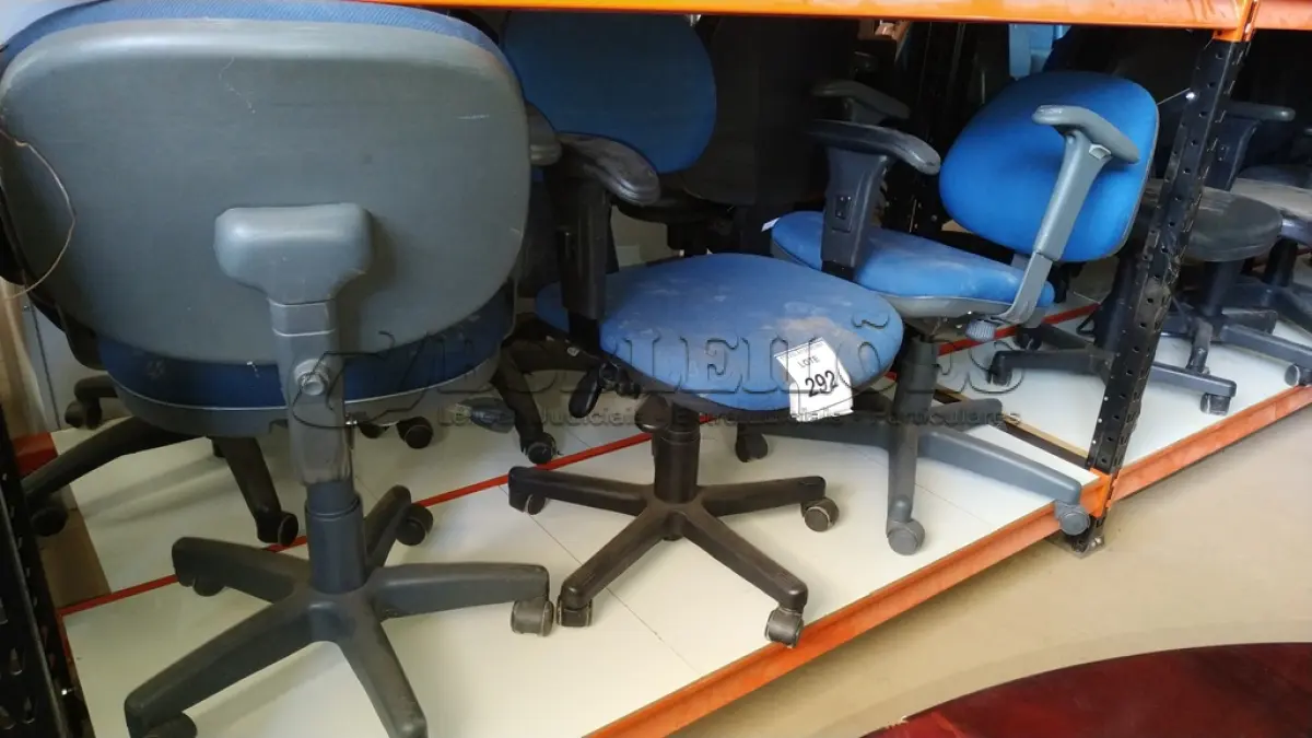 LOTE 292 - 03 CADEIRAS GIRATÓRIAS NA COR AZUL.  (NO ESTADO) ATENÇÃO! FAZER A VISITAÇÃO ANTES DE ARREMATAR, NÃO SABEMOS SE FUNCIONA. LEILÃO NÃO TEM GARANTIA E NEM DEVOLUÇÃO, SUJEITO A POSSÍVEIS AVARIAS VISÍVEIS/OCULTAS E/OU AUSÊNCIA DE COMPONENTES.