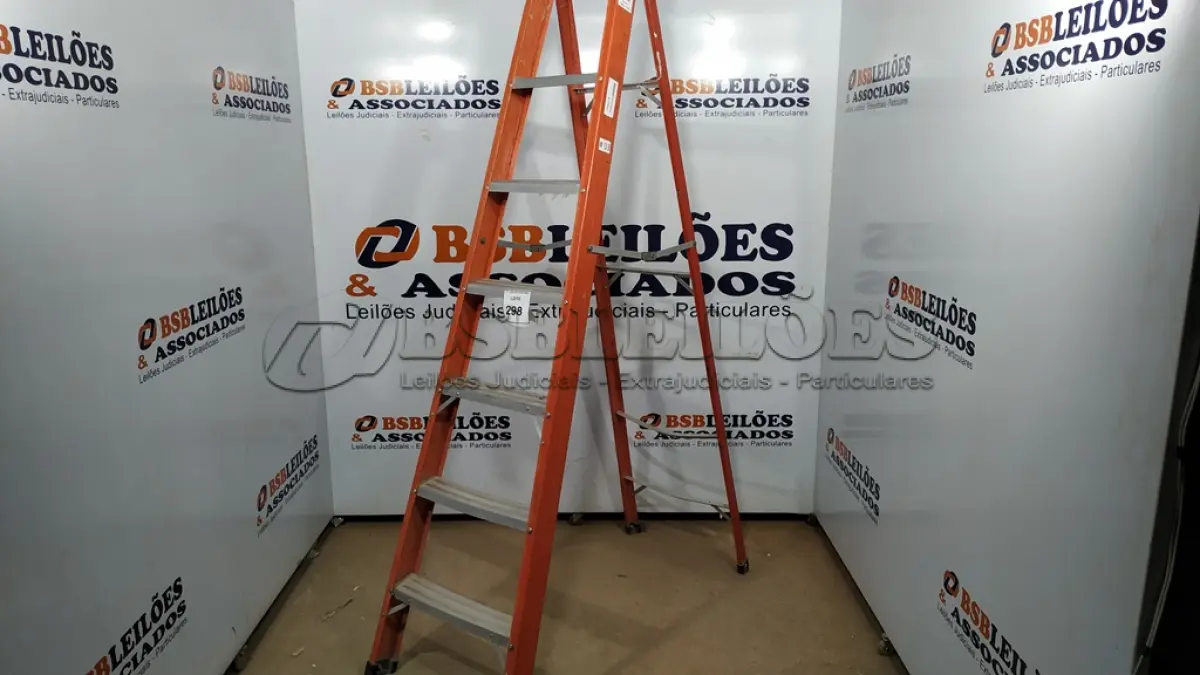 LOTE 298 - 01 ESCADA DE FIBRA COM 06 DEGRAUS DE ALUMÍNIO.  (NO ESTADO) ATENÇÃO! FAZER A VISITAÇÃO ANTES DE ARREMATAR, NÃO SABEMOS SE FUNCIONA. LEILÃO NÃO TEM GARANTIA E NEM DEVOLUÇÃO, SUJEITO A POSSÍVEIS AVARIAS VISÍVEIS/OCULTAS E/OU AUSÊNCIA DE COMPONENTES.