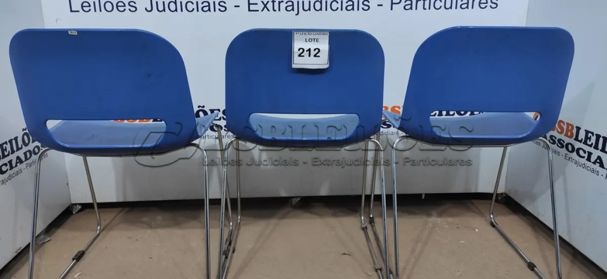 LOTE 212 - 03 CADEIRAS COM PÉS FIXOS.  (NO ESTADO) ATENÇÃO! FAZER A VISITAÇÃO ANTES DE ARREMATAR, NÃO SABEMOS SE FUNCIONA. LEILÃO NÃO TEM GARANTIA E NEM DEVOLUÇÃO, SUJEITO A POSSÍVEIS AVARIAS VISÍVEIS/OCULTAS E/OU AUSÊNCIA DE COMPONENTES.
