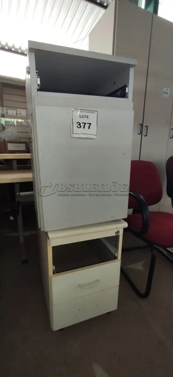 LOTE 377 - 02 GAVETEIROS EM MADEIRA SENDO 01 COM SUPORTE PARA CPU.  (NO ESTADO) ATENÇÃO! FAZER A VISITAÇÃO ANTES DE ARREMATAR, NÃO SABEMOS SE FUNCIONA. LEILÃO NÃO TEM GARANTIA E NEM DEVOLUÇÃO, SUJEITO A POSSÍVEIS AVARIAS VISÍVEIS/OCULTAS E/OU AUSÊNCIA DE COMPONENTES.