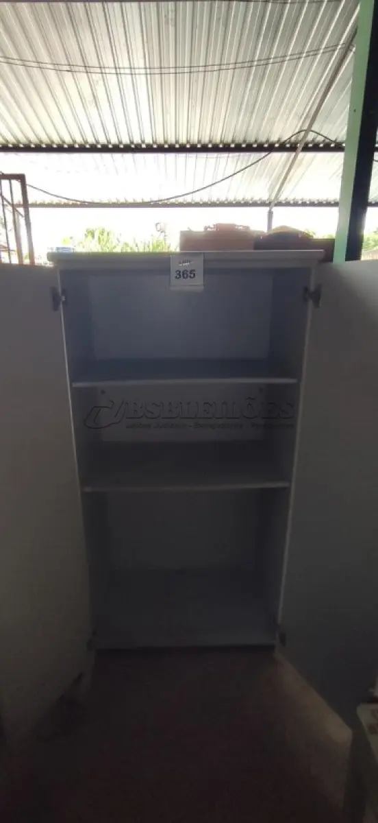 LOTE 365 - 01 ARMÁRIO ALTO EM MADEIRA COM 02 PORTAS.  (NO ESTADO) ATENÇÃO! FAZER A VISITAÇÃO ANTES DE ARREMATAR, NÃO SABEMOS SE FUNCIONA. LEILÃO NÃO TEM GARANTIA E NEM DEVOLUÇÃO, SUJEITO A POSSÍVEIS AVARIAS VISÍVEIS/OCULTAS E/OU AUSÊNCIA DE COMPONENTES.