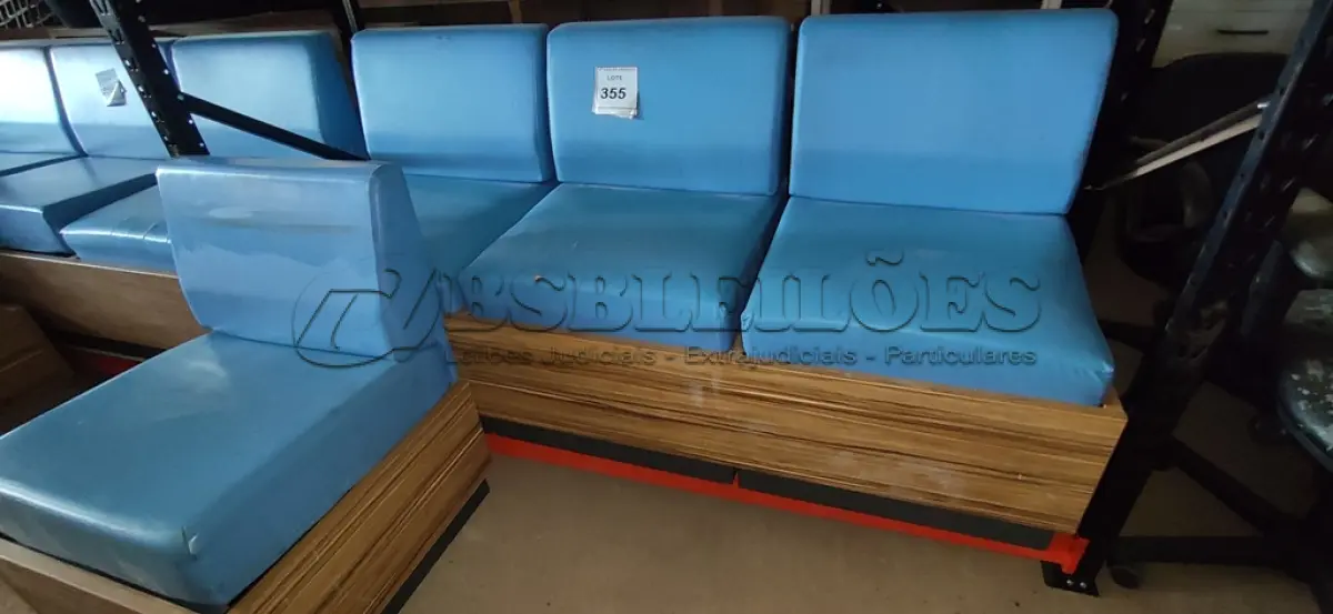 LOTE 355 - 01 SOFÁ DE ESPERA COM 03 LUGARES E 01 BANCO.  (NO ESTADO) ATENÇÃO! FAZER A VISITAÇÃO ANTES DE ARREMATAR, NÃO SABEMOS SE FUNCIONA. LEILÃO NÃO TEM GARANTIA E NEM DEVOLUÇÃO, SUJEITO A POSSÍVEIS AVARIAS VISÍVEIS/OCULTAS E/OU AUSÊNCIA DE COMPONENTES.