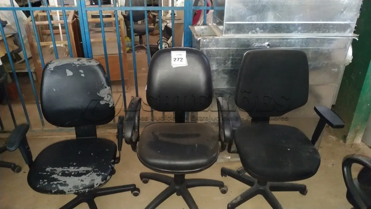 LOTE 272 - 03 CADEIRAS DE ESCRITÓRIO GIRATÓRIAS NA COR PRETA.  (NO ESTADO) ATENÇÃO! FAZER A VISITAÇÃO ANTES DE ARREMATAR, NÃO SABEMOS SE FUNCIONA. LEILÃO NÃO TEM GARANTIA E NEM DEVOLUÇÃO, SUJEITO A POSSÍVEIS AVARIAS VISÍVEIS/OCULTAS E/OU AUSÊNCIA DE COMPONENTES.