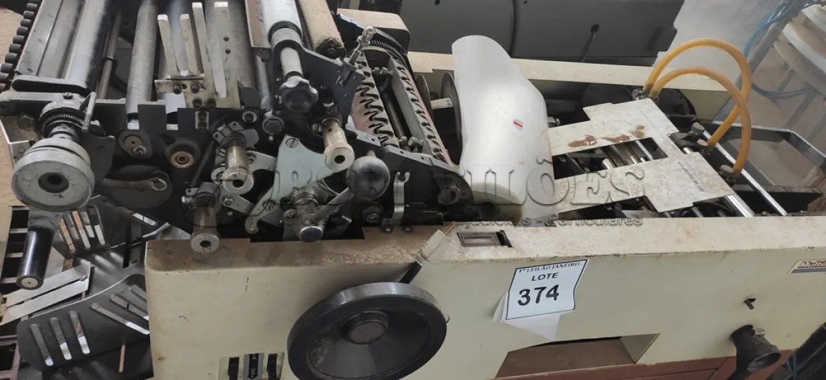 LOTE 374 - 01 MÁQUINA IMPRESSORA OFFSET INDUSTRIAL.  (NO ESTADO) ATENÇÃO! FAZER A VISITAÇÃO ANTES DE ARREMATAR, NÃO SABEMOS SE FUNCIONA. LEILÃO NÃO TEM GARANTIA E NEM DEVOLUÇÃO, SUJEITO A POSSÍVEIS AVARIAS VISÍVEIS/OCULTAS E/OU AUSÊNCIA DE COMPONENTES.