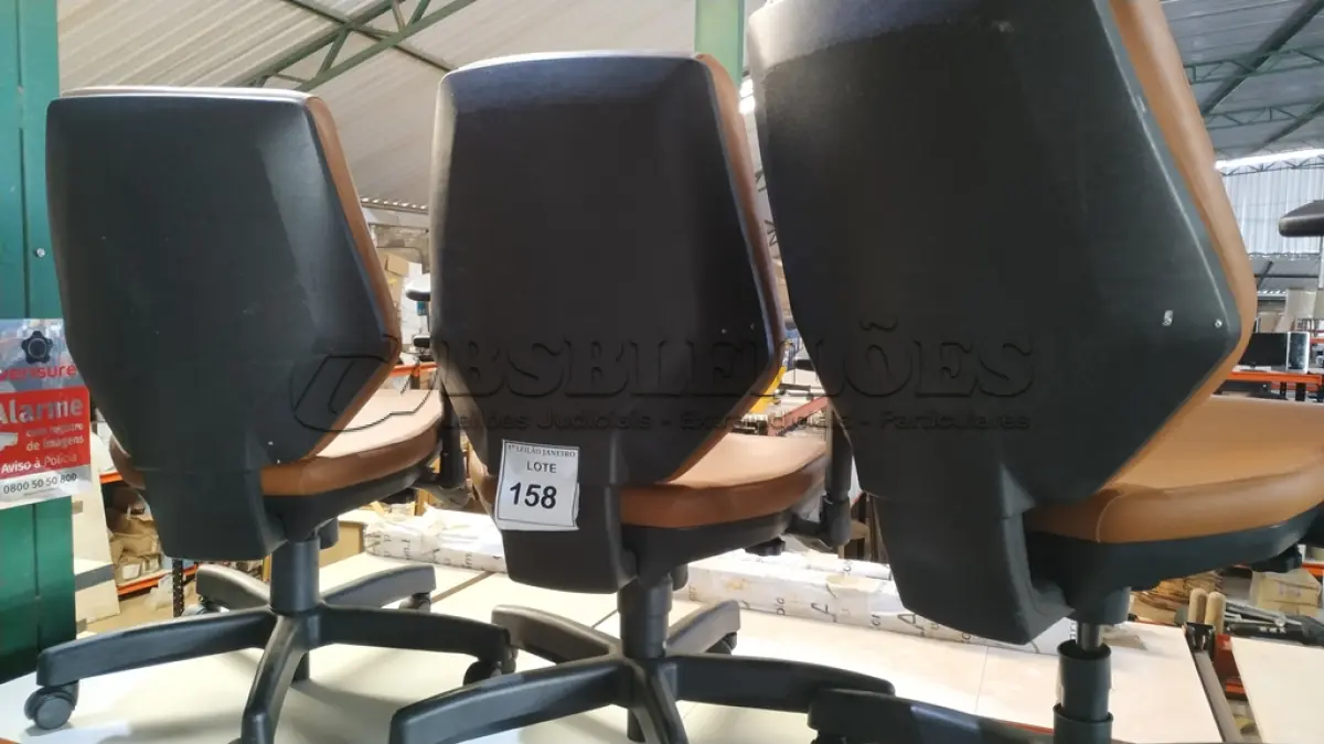 LOTE 158 - 03 CADEIRAS DE ESCRITÓRIO GIRATÓRIAS NA COR MARROM CLARO.  (NO ESTADO) ATENÇÃO! FAZER A VISITAÇÃO ANTES DE ARREMATAR, NÃO SABEMOS SE FUNCIONA. LEILÃO NÃO TEM GARANTIA E NEM DEVOLUÇÃO, SUJEITO A POSSÍVEIS AVARIAS VISÍVEIS/OCULTAS E/OU AUSÊNCIA DE COMPONENTES.