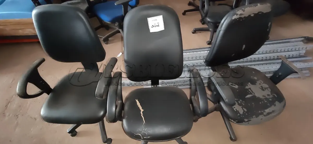 LOTE 352 - 03 CADEIRAS GIRATÓRIAS NA COR PRETA.  (NO ESTADO) ATENÇÃO! FAZER A VISITAÇÃO ANTES DE ARREMATAR, NÃO SABEMOS SE FUNCIONA. LEILÃO NÃO TEM GARANTIA E NEM DEVOLUÇÃO, SUJEITO A POSSÍVEIS AVARIAS VISÍVEIS/OCULTAS E/OU AUSÊNCIA DE COMPONENTES.