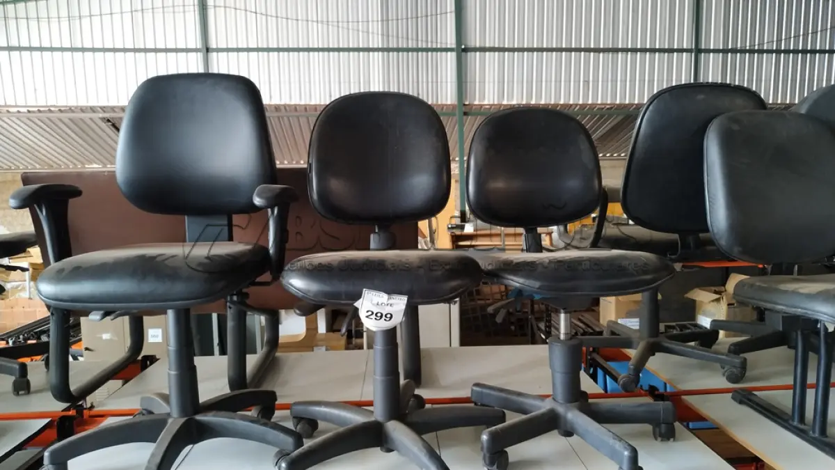 LOTE 299 - 03 CADEIRAS GIRATÓRIAS NA COR PRETA.  (NO ESTADO) ATENÇÃO! FAZER A VISITAÇÃO ANTES DE ARREMATAR, NÃO SABEMOS SE FUNCIONA. LEILÃO NÃO TEM GARANTIA E NEM DEVOLUÇÃO, SUJEITO A POSSÍVEIS AVARIAS VISÍVEIS/OCULTAS E/OU AUSÊNCIA DE COMPONENTES.