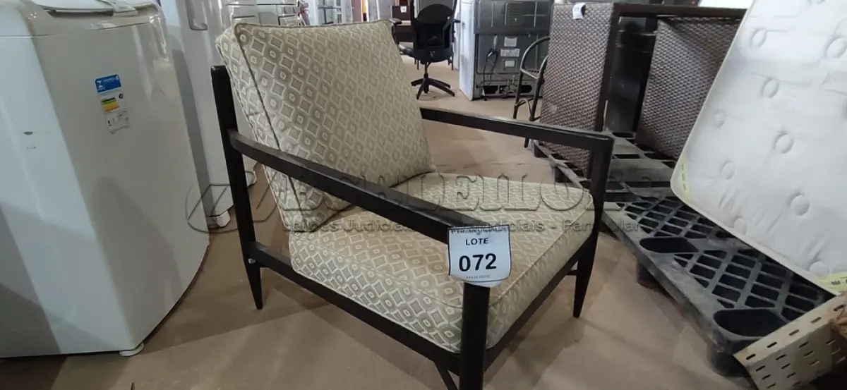 LOTE 072 - 01 CADEIRA. (NO ESTADO EM QUE SE ENCONTRA. SUJEITO A AVARIAS OCULTAS/VISÍVEIS.) AU2447K