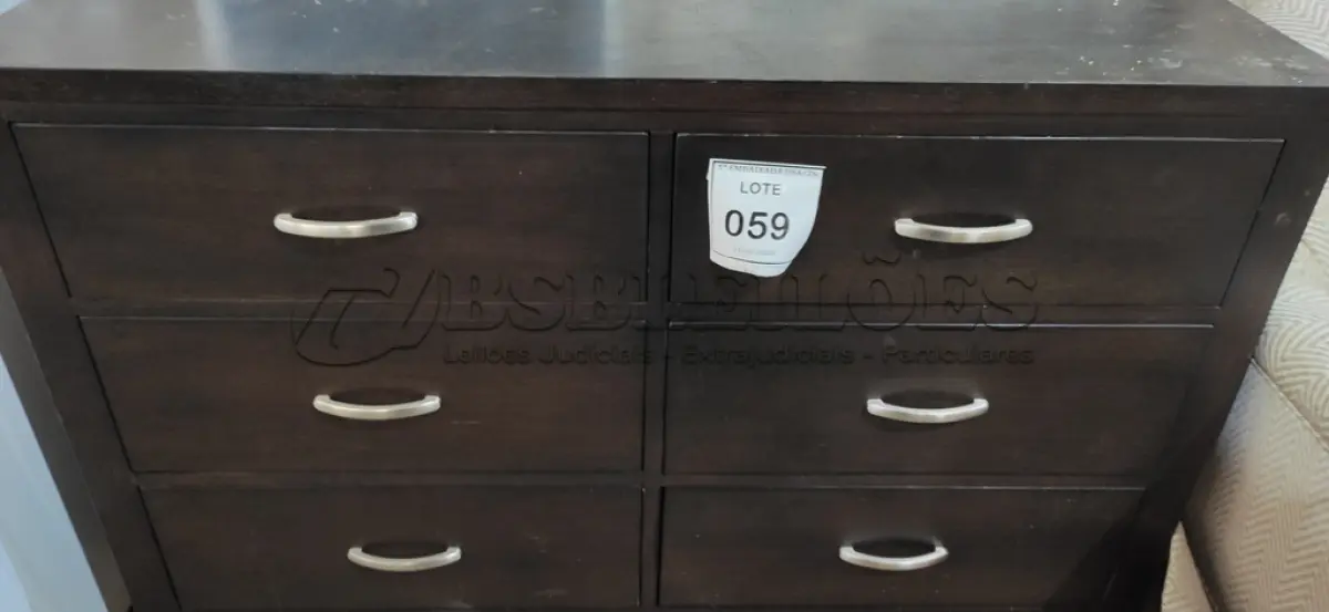 LOTE 059 - 01 CÔMODA. (NO ESTADO EM QUE SE ENCONTRA. SUJEITO A AVARIAS OCULTAS/VISÍVEIS.) BJ6777W