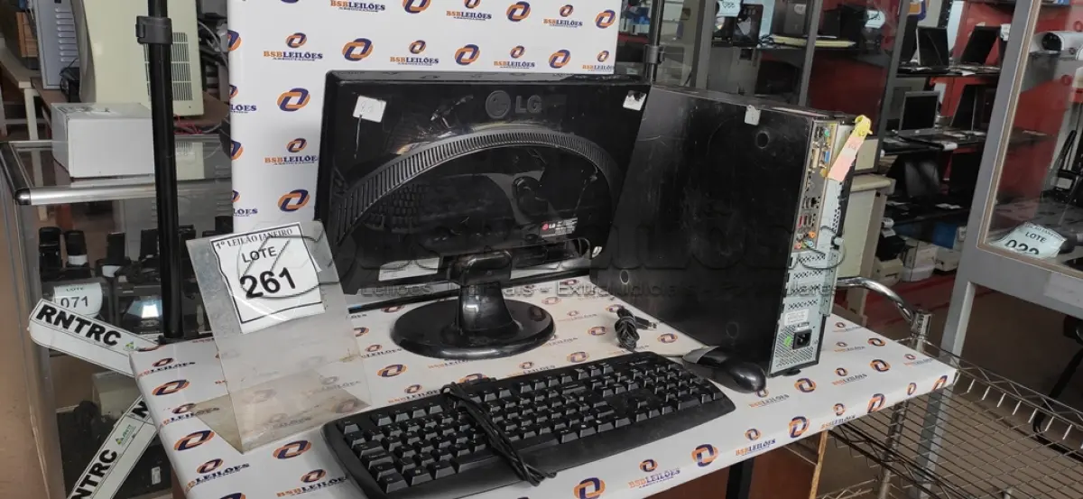 LOTE 261 - 01 CPU MARCA POSITIVO, 01 MONITOR MARCA LG, 01 TECLADO MARCA ITAUTEC E 01 MOUSE.  (NO ESTADO) ATENÇÃO! FAZER A VISITAÇÃO ANTES DE ARREMATAR, NÃO SABEMOS SE FUNCIONA. LEILÃO NÃO TEM GARANTIA E NEM DEVOLUÇÃO, SUJEITO A POSSÍVEIS AVARIAS VISÍVEIS/OCULTAS E/OU AUSÊNCIA DE COMPONENTES.