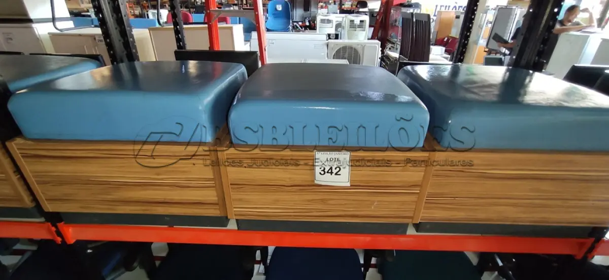 LOTE 342 - 03 BANCOS DE ESPERA EM MADEIRA COM ASSENTO ESTOFADO.  (NO ESTADO) ATENÇÃO! FAZER A VISITAÇÃO ANTES DE ARREMATAR, NÃO SABEMOS SE FUNCIONA. LEILÃO NÃO TEM GARANTIA E NEM DEVOLUÇÃO, SUJEITO A POSSÍVEIS AVARIAS VISÍVEIS/OCULTAS E/OU AUSÊNCIA DE COMPONENTES.