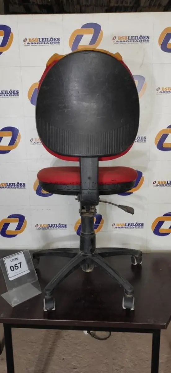 LOTE 057 - 01 CADEIRA DE ESCRITÓRIO NA COR VERMELHA. (NO ESTADO EM QUE SE ENCONTRA. SUJEITO A AVARIAS OCULTAS/VISÍVEIS.)