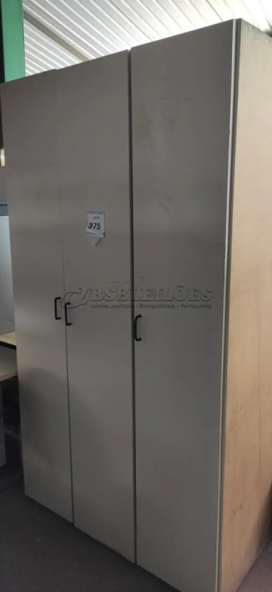 LOTE 375 - 01 ARMÁRIO ALTO COM 03 PORTAS EM MADEIRA.  (NO ESTADO) ATENÇÃO! FAZER A VISITAÇÃO ANTES DE ARREMATAR, NÃO SABEMOS SE FUNCIONA. LEILÃO NÃO TEM GARANTIA E NEM DEVOLUÇÃO, SUJEITO A POSSÍVEIS AVARIAS VISÍVEIS/OCULTAS E/OU AUSÊNCIA DE COMPONENTES.