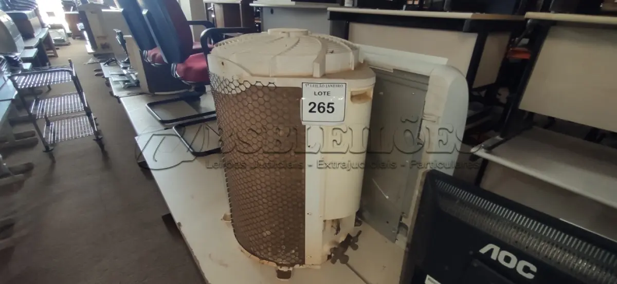 LOTE 265 - 01 AR CONDICIONADO MARCA CARRIER.  (NO ESTADO) ATENÇÃO! FAZER A VISITAÇÃO ANTES DE ARREMATAR, NÃO SABEMOS SE FUNCIONA. LEILÃO NÃO TEM GARANTIA E NEM DEVOLUÇÃO, SUJEITO A POSSÍVEIS AVARIAS VISÍVEIS/OCULTAS E/OU AUSÊNCIA DE COMPONENTES.