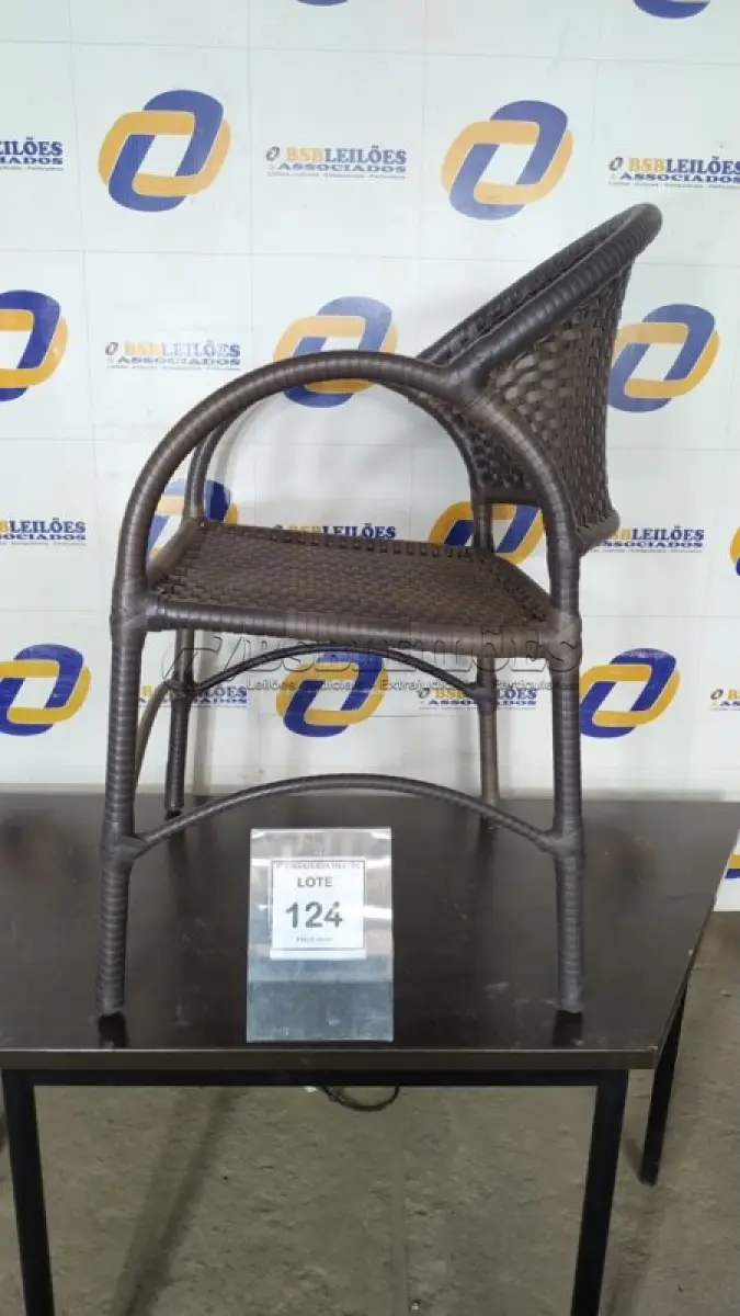LOTE 124 - 01 CADEIRA DE JARDIM. (NO ESTADO EM QUE SE ENCONTRA. SUJEITO A AVARIAS OCULTAS/VISÍVEIS.) AV9405C