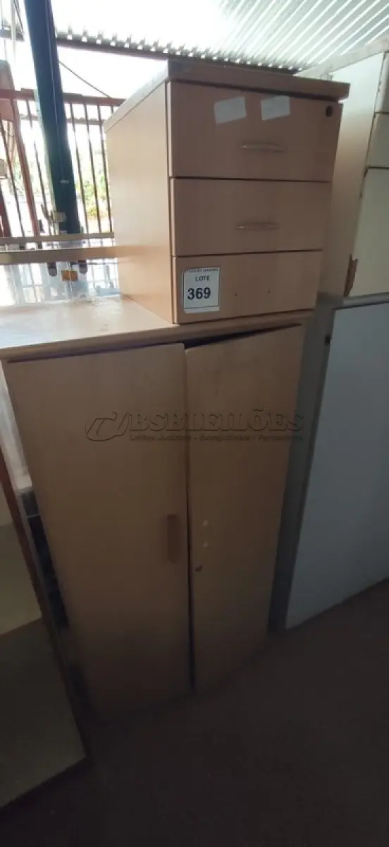 LOTE 369 - 01 ARMÁRIO ALTO EM MADEIRA COM 02 PORTAS E 01 GAVETEIRO EM MADEIRA COM 03 GAVETA.  (NO ESTADO) ATENÇÃO! FAZER A VISITAÇÃO ANTES DE ARREMATAR, NÃO SABEMOS SE FUNCIONA. LEILÃO NÃO TEM GARANTIA E NEM DEVOLUÇÃO, SUJEITO A POSSÍVEIS AVARIAS VISÍVEIS/OCULTAS E/OU AUSÊNCIA DE COMPONENTES.
