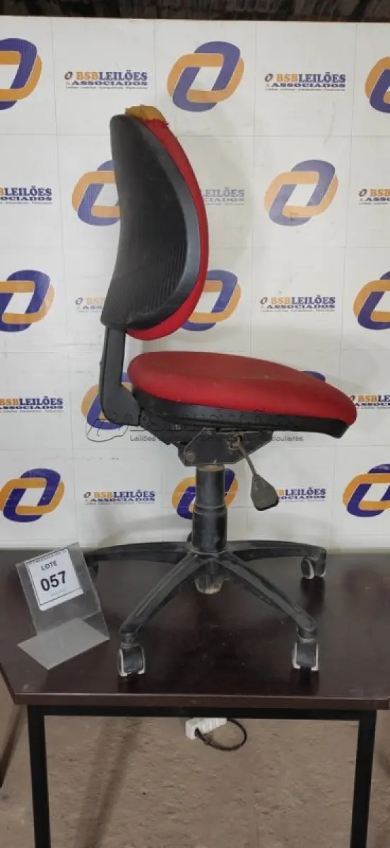 LOTE 057 - 01 CADEIRA DE ESCRITÓRIO NA COR VERMELHA. (NO ESTADO EM QUE SE ENCONTRA. SUJEITO A AVARIAS OCULTAS/VISÍVEIS.)