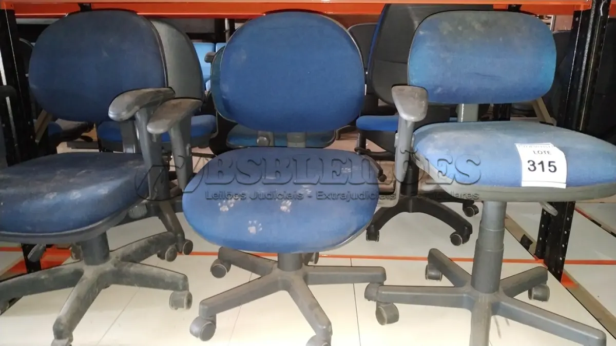 LOTE 315 - 03 CADEIRAS GIRATÓRIAS NA COR AZUL.  (NO ESTADO) ATENÇÃO! FAZER A VISITAÇÃO ANTES DE ARREMATAR, NÃO SABEMOS SE FUNCIONA. LEILÃO NÃO TEM GARANTIA E NEM DEVOLUÇÃO, SUJEITO A POSSÍVEIS AVARIAS VISÍVEIS/OCULTAS E/OU AUSÊNCIA DE COMPONENTES.