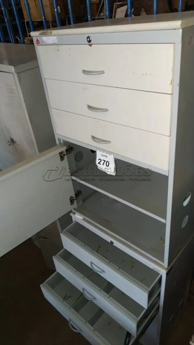 LOTE 270 - 02 GAVETEIROS COM 03 GAVETAS E 01 PORTA COM 02 COMPARTIMENTOS.  (NO ESTADO) ATENÇÃO! FAZER A VISITAÇÃO ANTES DE ARREMATAR, NÃO SABEMOS SE FUNCIONA. LEILÃO NÃO TEM GARANTIA E NEM DEVOLUÇÃO, SUJEITO A POSSÍVEIS AVARIAS VISÍVEIS/OCULTAS E/OU AUSÊNCIA DE COMPONENTES.