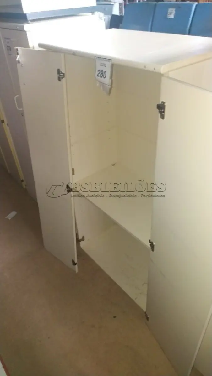 LOTE 280 - 01 ARMÁRIO ALTO EM MADEIRA COM 02 PORTAS.  (NO ESTADO) ATENÇÃO! FAZER A VISITAÇÃO ANTES DE ARREMATAR, NÃO SABEMOS SE FUNCIONA. LEILÃO NÃO TEM GARANTIA E NEM DEVOLUÇÃO, SUJEITO A POSSÍVEIS AVARIAS VISÍVEIS/OCULTAS E/OU AUSÊNCIA DE COMPONENTES.