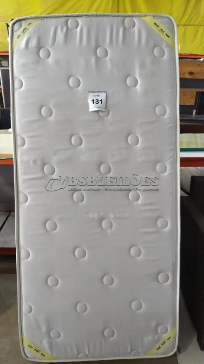 LOTE 131 - 01 COLCHÃO DE SOLTEIRO 1,88CM X 88CM COM BASE. (NO ESTADO EM QUE SE ENCONTRA. SUJEITO A AVARIAS OCULTAS/VISÍVEIS.) BJ7495M