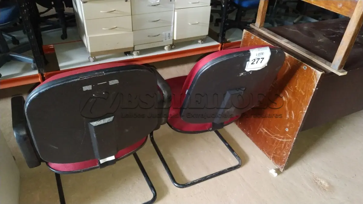 LOTE 277 - 02 CADEIRAS DE ESCRITÓRIO COM PÉS FIXOS NA COR VERMELHA.  (NO ESTADO) ATENÇÃO! FAZER A VISITAÇÃO ANTES DE ARREMATAR, NÃO SABEMOS SE FUNCIONA. LEILÃO NÃO TEM GARANTIA E NEM DEVOLUÇÃO, SUJEITO A POSSÍVEIS AVARIAS VISÍVEIS/OCULTAS E/OU AUSÊNCIA DE COMPONENTES.