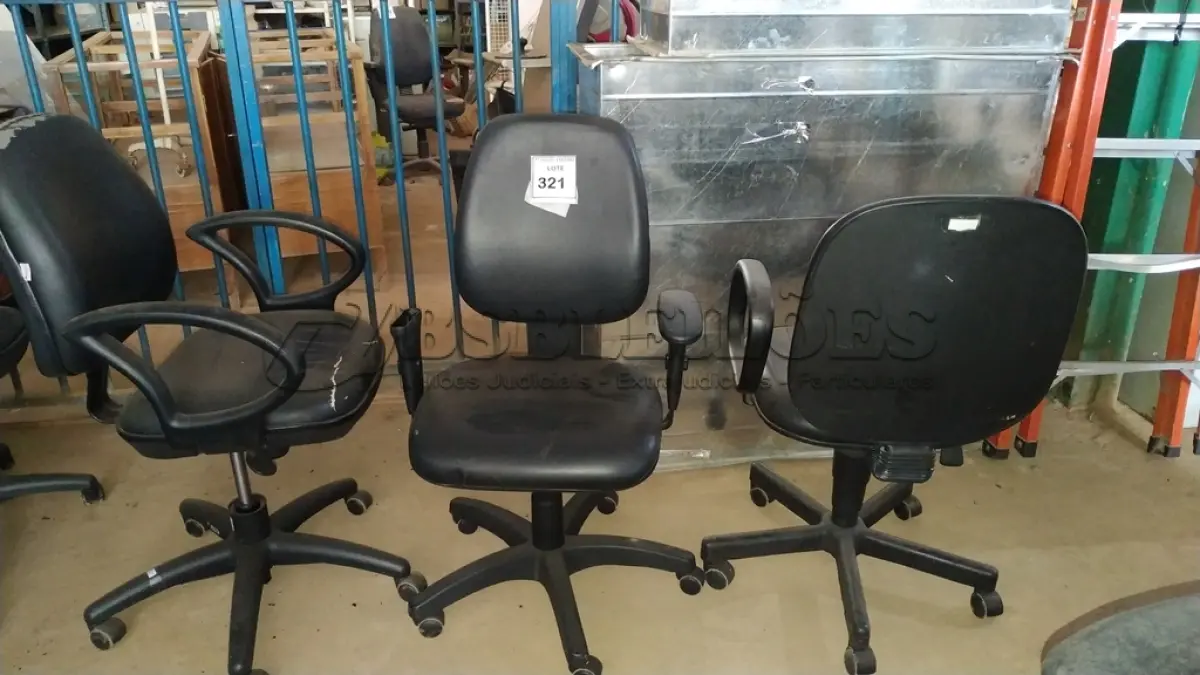 LOTE 321 - 03 CADEIRAS GIRATÓRIAS NA COR PRETA.  (NO ESTADO) ATENÇÃO! FAZER A VISITAÇÃO ANTES DE ARREMATAR, NÃO SABEMOS SE FUNCIONA. LEILÃO NÃO TEM GARANTIA E NEM DEVOLUÇÃO, SUJEITO A POSSÍVEIS AVARIAS VISÍVEIS/OCULTAS E/OU AUSÊNCIA DE COMPONENTES.