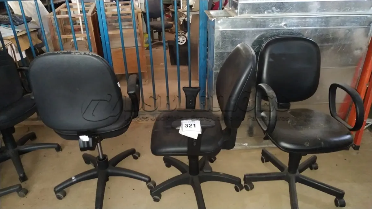 LOTE 321 - 03 CADEIRAS GIRATÓRIAS NA COR PRETA.  (NO ESTADO) ATENÇÃO! FAZER A VISITAÇÃO ANTES DE ARREMATAR, NÃO SABEMOS SE FUNCIONA. LEILÃO NÃO TEM GARANTIA E NEM DEVOLUÇÃO, SUJEITO A POSSÍVEIS AVARIAS VISÍVEIS/OCULTAS E/OU AUSÊNCIA DE COMPONENTES.