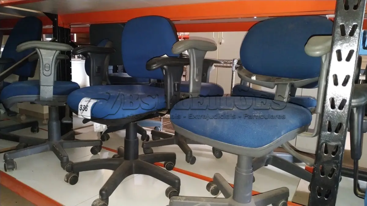 LOTE 336 - 03 CADEIRAS GIRATÓRIAS NA COR PRETA.  (NO ESTADO) ATENÇÃO! FAZER A VISITAÇÃO ANTES DE ARREMATAR, NÃO SABEMOS SE FUNCIONA. LEILÃO NÃO TEM GARANTIA E NEM DEVOLUÇÃO, SUJEITO A POSSÍVEIS AVARIAS VISÍVEIS/OCULTAS E/OU AUSÊNCIA DE COMPONENTES.