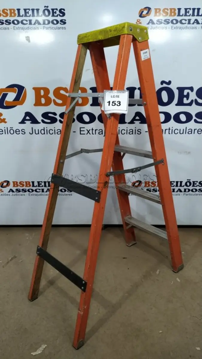 LOTE 153 - 01 ESCADA DE FIBRA COM 04 DEGRAUS DE ALUMÍNIO.  (NO ESTADO) ATENÇÃO! FAZER A VISITAÇÃO ANTES DE ARREMATAR, NÃO SABEMOS SE FUNCIONA. LEILÃO NÃO TEM GARANTIA E NEM DEVOLUÇÃO, SUJEITO A POSSÍVEIS AVARIAS VISÍVEIS/OCULTAS E/OU AUSÊNCIA DE COMPONENTES.