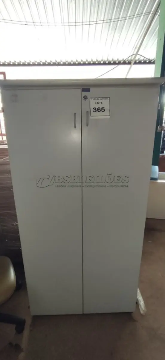LOTE 365 - 01 ARMÁRIO ALTO EM MADEIRA COM 02 PORTAS.  (NO ESTADO) ATENÇÃO! FAZER A VISITAÇÃO ANTES DE ARREMATAR, NÃO SABEMOS SE FUNCIONA. LEILÃO NÃO TEM GARANTIA E NEM DEVOLUÇÃO, SUJEITO A POSSÍVEIS AVARIAS VISÍVEIS/OCULTAS E/OU AUSÊNCIA DE COMPONENTES.