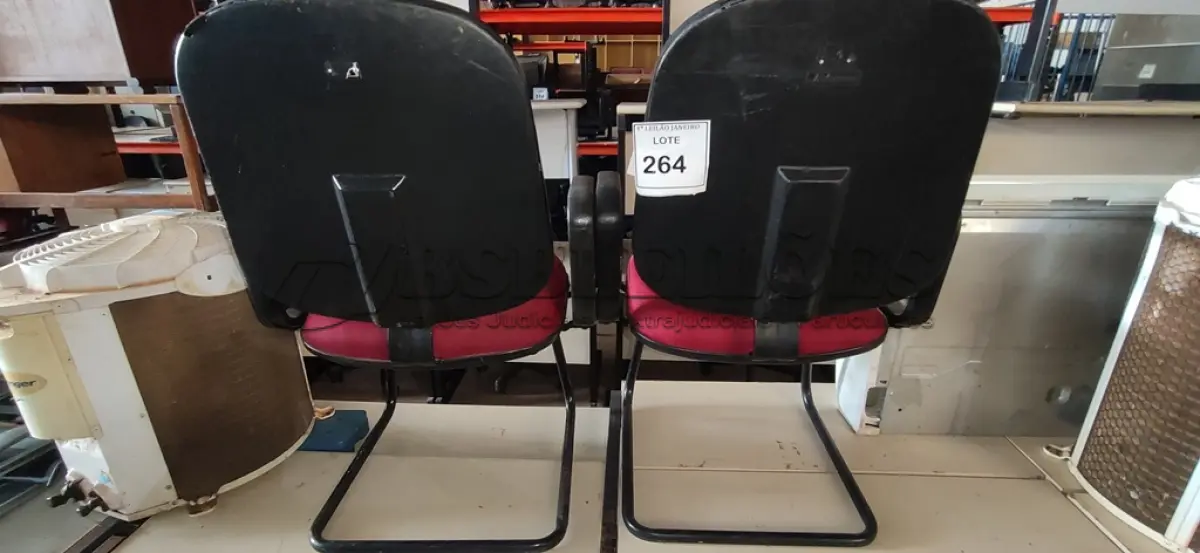 LOTE 264 - 02 CADEIRAS DE ESCRITÓRIO COM PÉS FIXOS NA COR VERMELHA.  (NO ESTADO) ATENÇÃO! FAZER A VISITAÇÃO ANTES DE ARREMATAR, NÃO SABEMOS SE FUNCIONA. LEILÃO NÃO TEM GARANTIA E NEM DEVOLUÇÃO, SUJEITO A POSSÍVEIS AVARIAS VISÍVEIS/OCULTAS E/OU AUSÊNCIA DE COMPONENTES.