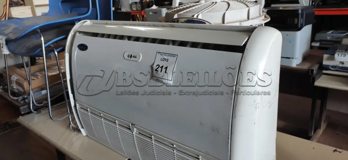 LOTE 211 - 01 AR CONDICIONADO MARCA CARRIER.  (NO ESTADO) ATENÇÃO! FAZER A VISITAÇÃO ANTES DE ARREMATAR, NÃO SABEMOS SE FUNCIONA. LEILÃO NÃO TEM GARANTIA E NEM DEVOLUÇÃO, SUJEITO A POSSÍVEIS AVARIAS VISÍVEIS/OCULTAS E/OU AUSÊNCIA DE COMPONENTES.