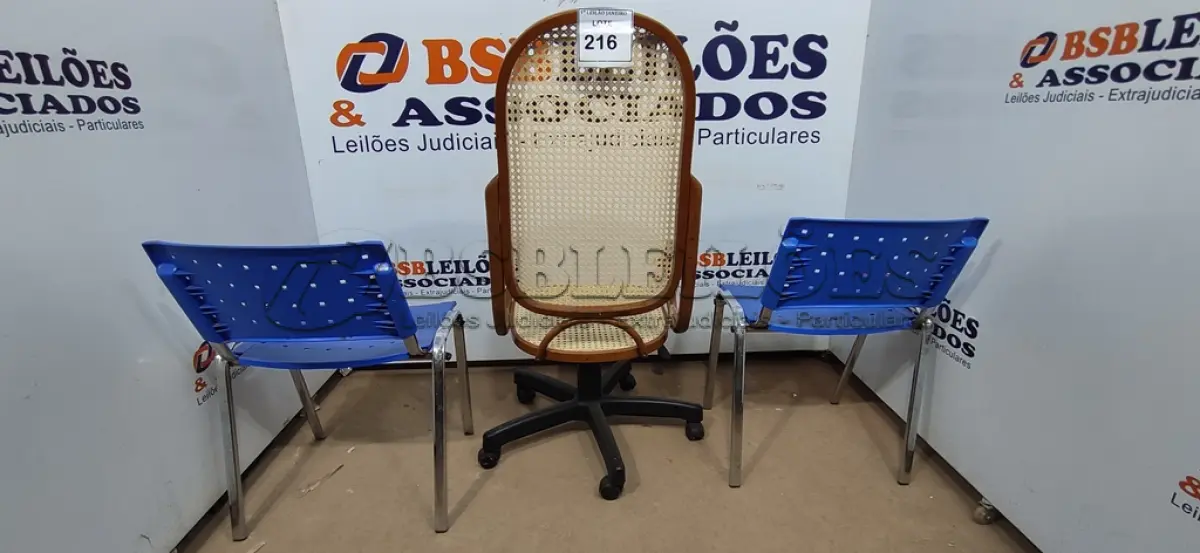LOTE 216 - 01 CADEIRA GIRATÓRIA COM ACABAMENTO EM MADEIRA E PALHINHA E 02 CADEIRAS COM PÉS FIXOS.  (NO ESTADO) ATENÇÃO! FAZER A VISITAÇÃO ANTES DE ARREMATAR, NÃO SABEMOS SE FUNCIONA. LEILÃO NÃO TEM GARANTIA E NEM DEVOLUÇÃO, SUJEITO A POSSÍVEIS AVARIAS VISÍVEIS/OCULTAS E/OU AUSÊNCIA DE COMPONENTES.