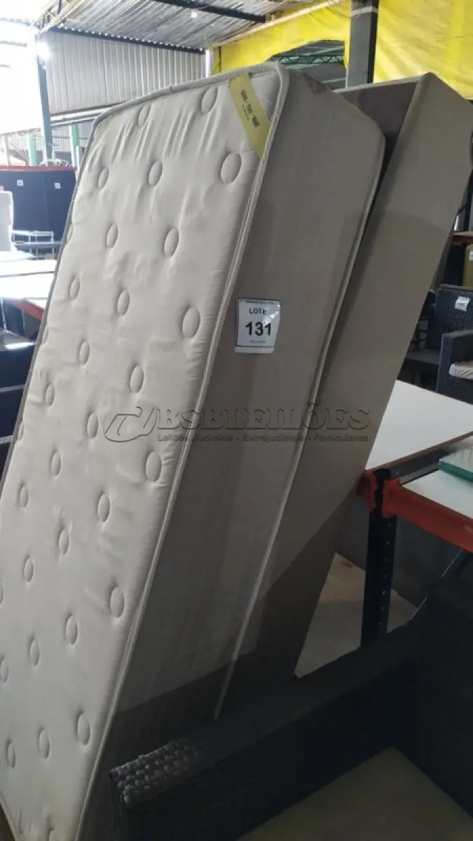 LOTE 131 - 01 COLCHÃO DE SOLTEIRO 1,88CM X 88CM COM BASE. (NO ESTADO EM QUE SE ENCONTRA. SUJEITO A AVARIAS OCULTAS/VISÍVEIS.) BJ7495M