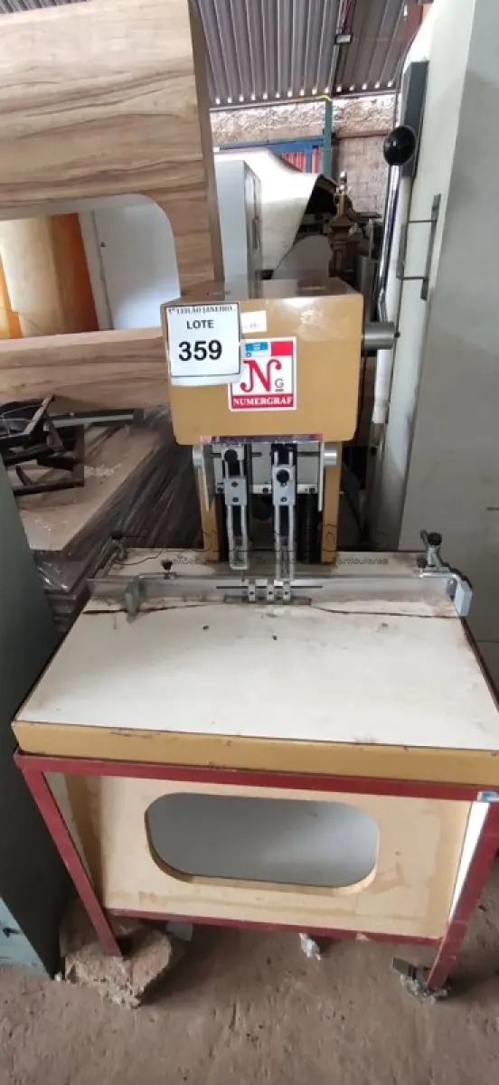 LOTE 359 - 01 FURADEIRA DE PAPEL INDUSTRIAL MARCA NUMERGRAF.  (NO ESTADO) ATENÇÃO! FAZER A VISITAÇÃO ANTES DE ARREMATAR, NÃO SABEMOS SE FUNCIONA. LEILÃO NÃO TEM GARANTIA E NEM DEVOLUÇÃO, SUJEITO A POSSÍVEIS AVARIAS VISÍVEIS/OCULTAS E/OU AUSÊNCIA DE COMPONENTES.
