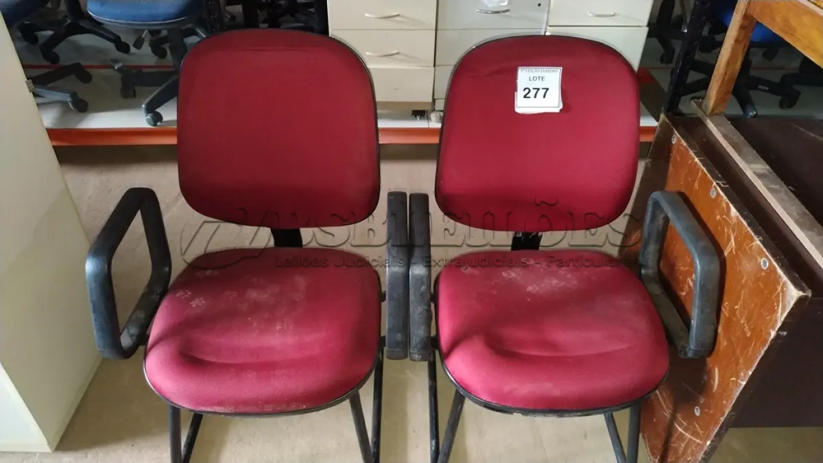 LOTE 277 - 02 CADEIRAS DE ESCRITÓRIO COM PÉS FIXOS NA COR VERMELHA.  (NO ESTADO) ATENÇÃO! FAZER A VISITAÇÃO ANTES DE ARREMATAR, NÃO SABEMOS SE FUNCIONA. LEILÃO NÃO TEM GARANTIA E NEM DEVOLUÇÃO, SUJEITO A POSSÍVEIS AVARIAS VISÍVEIS/OCULTAS E/OU AUSÊNCIA DE COMPONENTES.