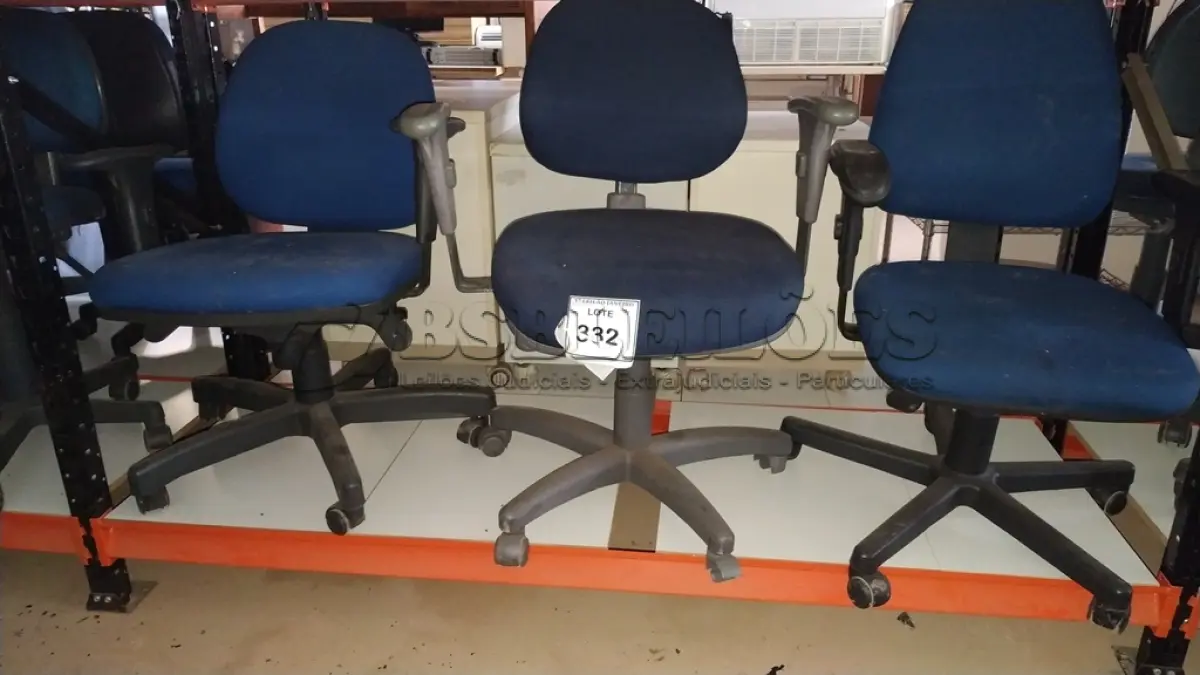 LOTE 332 - 03 CADEIRAS GIRATÓRIAS NA COR AZUL.  (NO ESTADO) ATENÇÃO! FAZER A VISITAÇÃO ANTES DE ARREMATAR, NÃO SABEMOS SE FUNCIONA. LEILÃO NÃO TEM GARANTIA E NEM DEVOLUÇÃO, SUJEITO A POSSÍVEIS AVARIAS VISÍVEIS/OCULTAS E/OU AUSÊNCIA DE COMPONENTES.