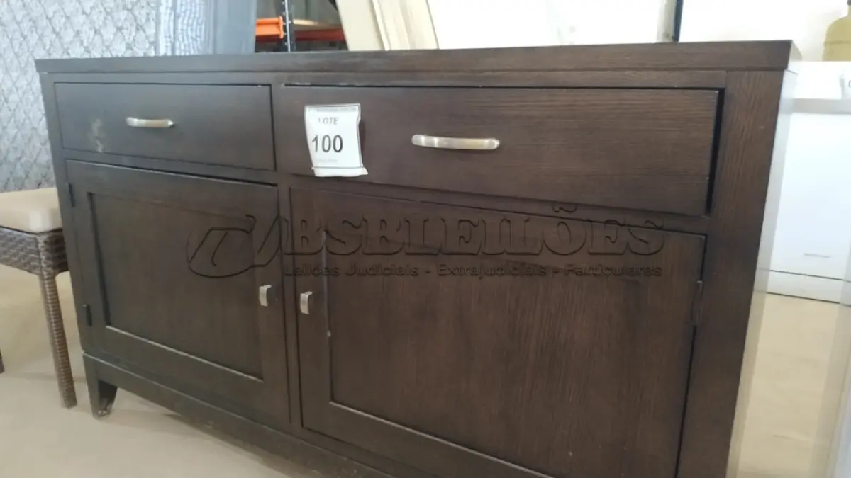 LOTE 100 - 01 BUFFET (COMODA). (NO ESTADO EM QUE SE ENCONTRA. SUJEITO A AVARIAS OCULTAS/VISÍVEIS.) AU2179A