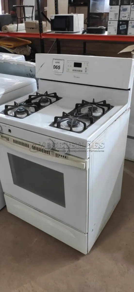 LOTE 065 - 01 FOGÃO WHIRLPOOL 110 VOLTS. (NO ESTADO EM QUE SE ENCONTRA. SUJEITO A AVARIAS OCULTAS/VISÍVEIS.) AV9438K