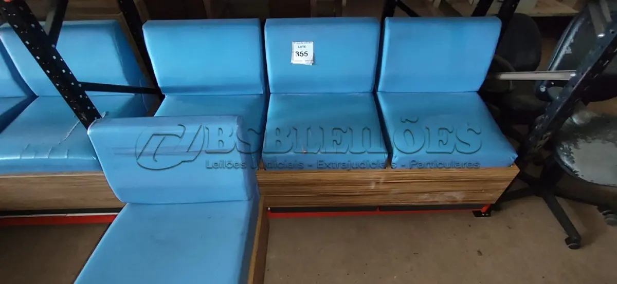 LOTE 355 - 01 SOFÁ DE ESPERA COM 03 LUGARES E 01 BANCO.  (NO ESTADO) ATENÇÃO! FAZER A VISITAÇÃO ANTES DE ARREMATAR, NÃO SABEMOS SE FUNCIONA. LEILÃO NÃO TEM GARANTIA E NEM DEVOLUÇÃO, SUJEITO A POSSÍVEIS AVARIAS VISÍVEIS/OCULTAS E/OU AUSÊNCIA DE COMPONENTES.