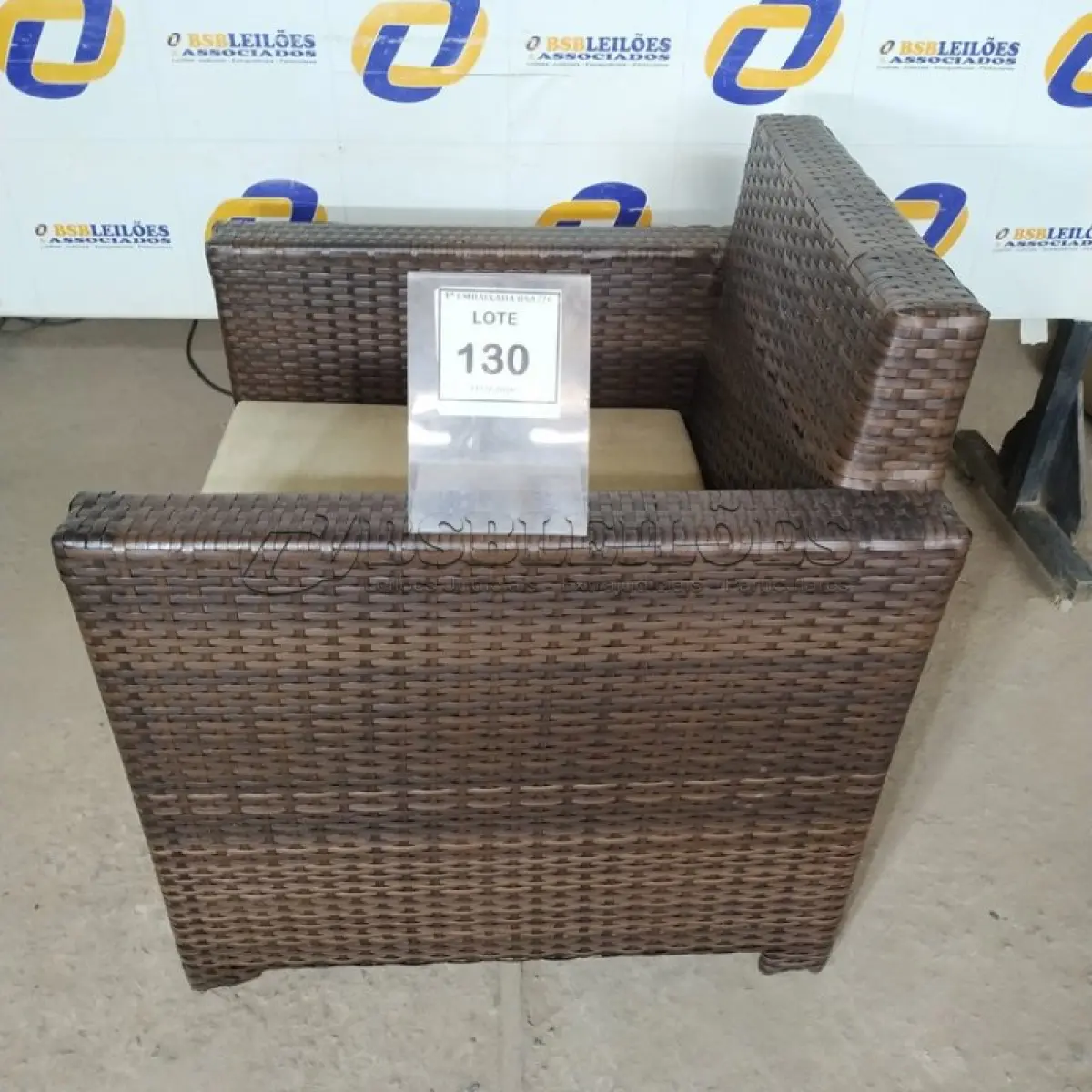 LOTE 130 - 01 CADEIRA DE JARDIM. (NO ESTADO EM QUE SE ENCONTRA. SUJEITO A AVARIAS OCULTAS/VISÍVEIS.) BBH1579T
