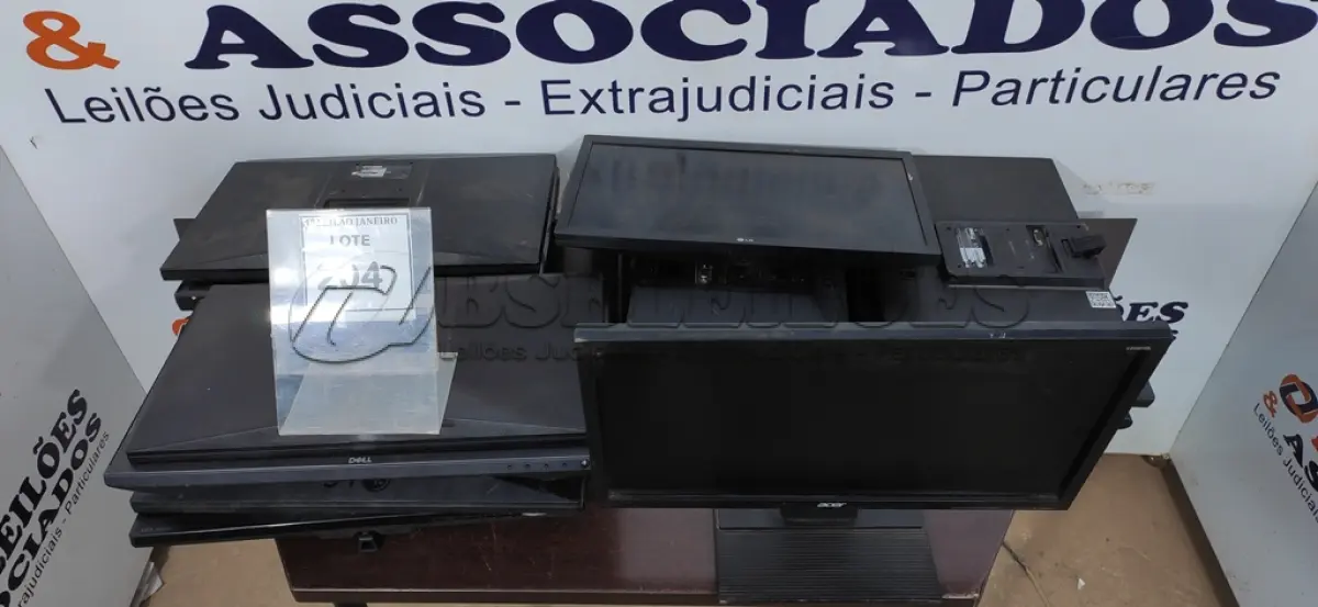 LOTE 204 - 11 MONITORES SEM OS PÉS DE APOIO DE MARCAS E MODELOS DIVERSOS.  (NO ESTADO) ATENÇÃO! FAZER A VISITAÇÃO ANTES DE ARREMATAR, NÃO SABEMOS SE FUNCIONA. LEILÃO NÃO TEM GARANTIA E NEM DEVOLUÇÃO, SUJEITO A POSSÍVEIS AVARIAS VISÍVEIS/OCULTAS E/OU AUSÊNCIA DE COMPONENTES.