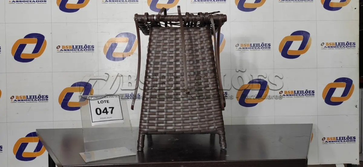 LOTE 047 - 01 MESA DE CANTO DE JARDIM. (NO ESTADO EM QUE SE ENCONTRA. SUJEITO A AVARIAS OCULTAS/VISÍVEIS.) BH1580J